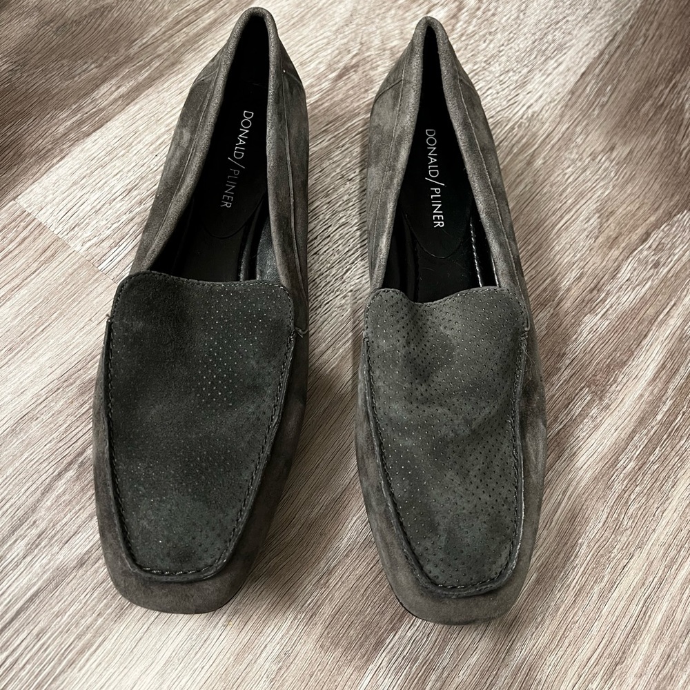 New Donald Pliner Donita Gray Suede Flats